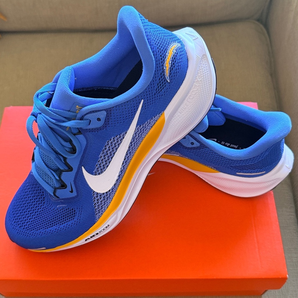 NIKE Unisex Chargers Powder Blue Air Zoom Pegasus 41 Sneakers W9.5/M8 NEW IN BOX